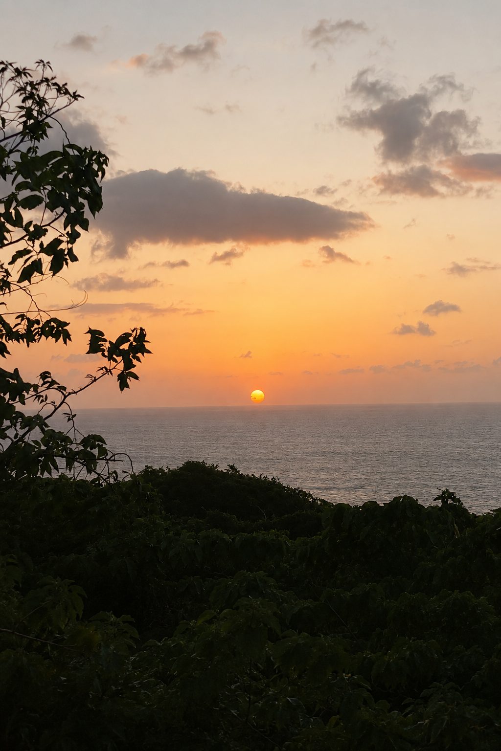 水平線に沈む夕日